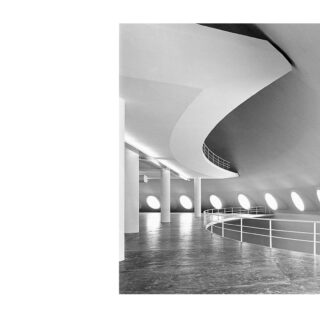 Passe para o lado >

O monumento curvilíneo, com suas janelas circulares que perfuram as paredes e permitem que a luz adentre o espaço, registrado num enquadramento perfeito, que capta a leveza e toda a atmosfera dos traços inconfundíveis de Niemeyer. 

Há lugares que representam a história e Nelson Kon domina como poucos a sensibilidade e a técnica para contá-las, com fotografias carregadas de significado e narrativa própria.
 
Obra: 
“Oca 2”, Nelson Kon 
São Paulo, 2001 
Ref: NKO013 

Veja o acervo completo em:
www.constancegaleria.com

#ConstanceGaleria #NelsonKon